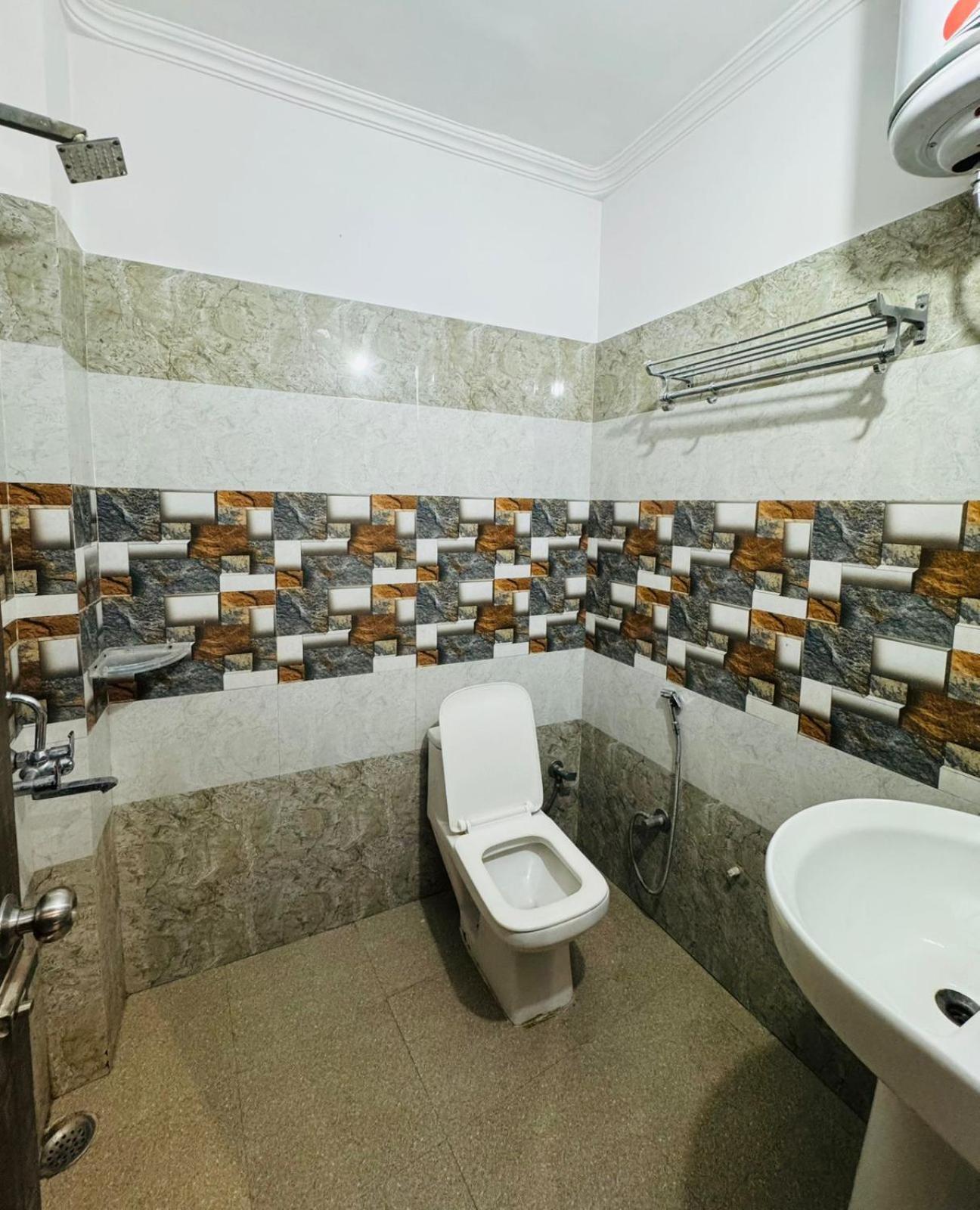Hotel Pearl Inn Rudrapur Esterno foto