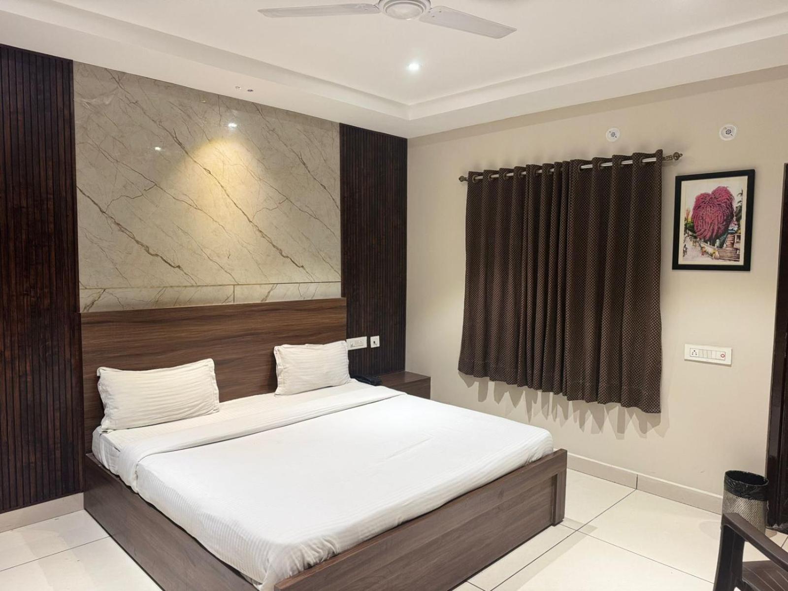 Hotel Pearl Inn Rudrapur Esterno foto